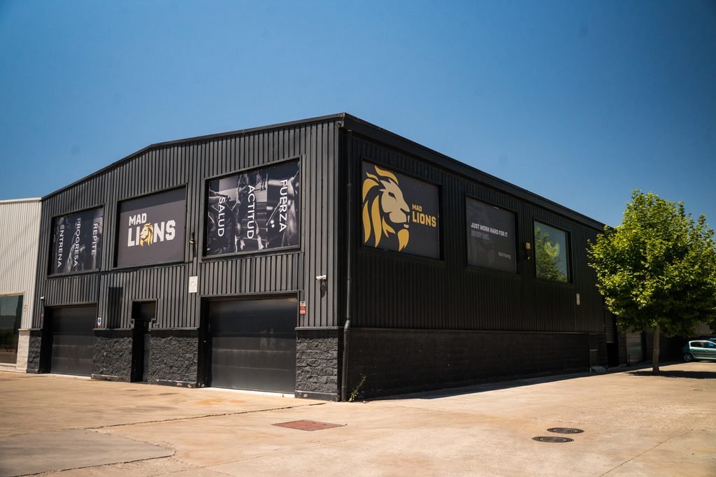 Exterior de la nave de Mad Lions Training Club en Azuqueca de Henares